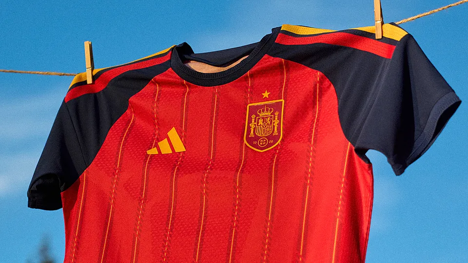 アディダス、今月のワールドカップ予選で発表されるスペインワールドカップホームチームのユニフォームを発表