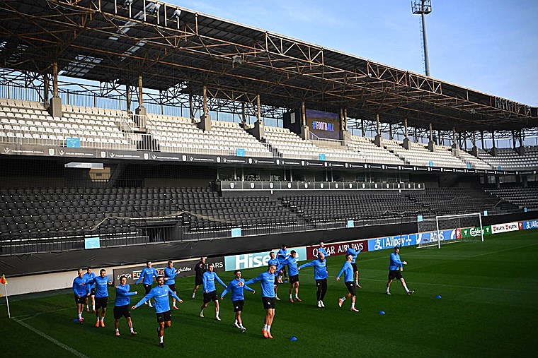 アイスランドサッカー協会：約30人のアイスランドファンが訪問チームのスタジアムに応援に出かけた。