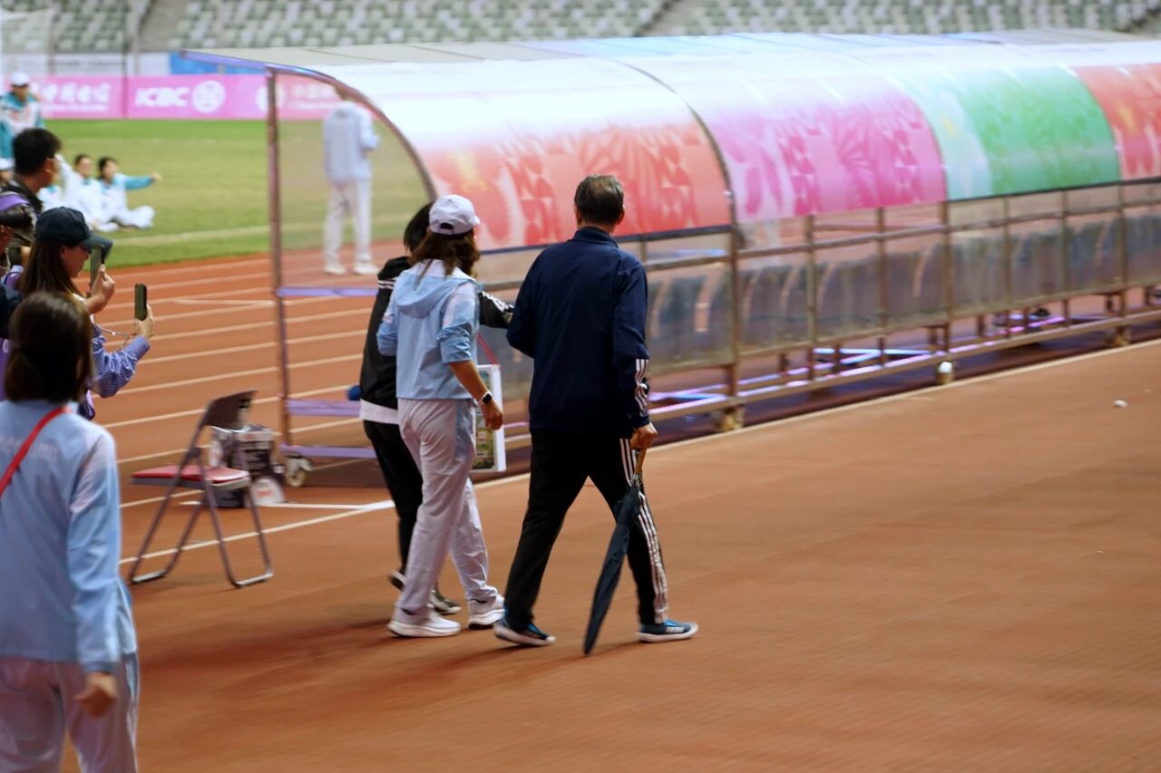 東スポ：徐玄宝は３位決定戦前に３９度の発熱があった。試合後、傘をさしてグラウンドを去る際、こう振り返った。