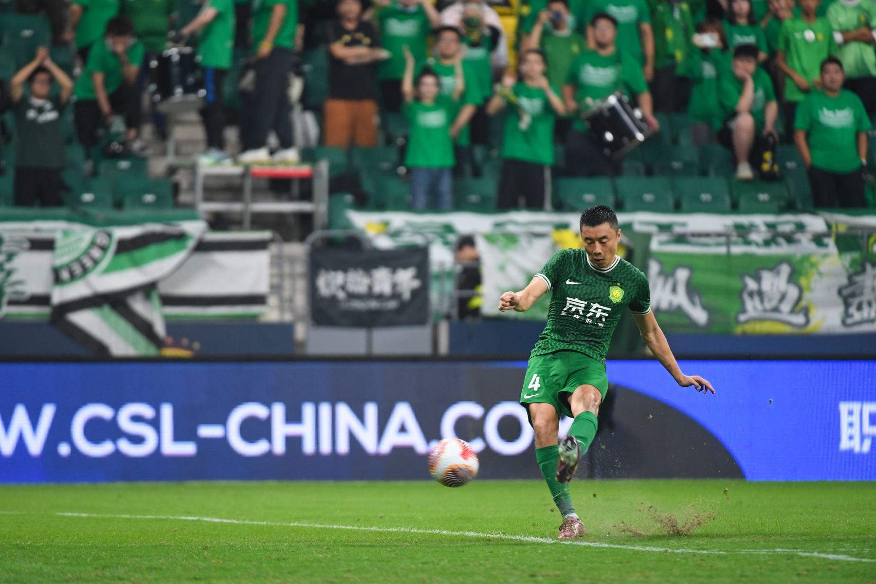 北京メディア：国安チームは14日に天津タイガースと親善試合を行い、リー・レイは今日の練習に参加しなかった。