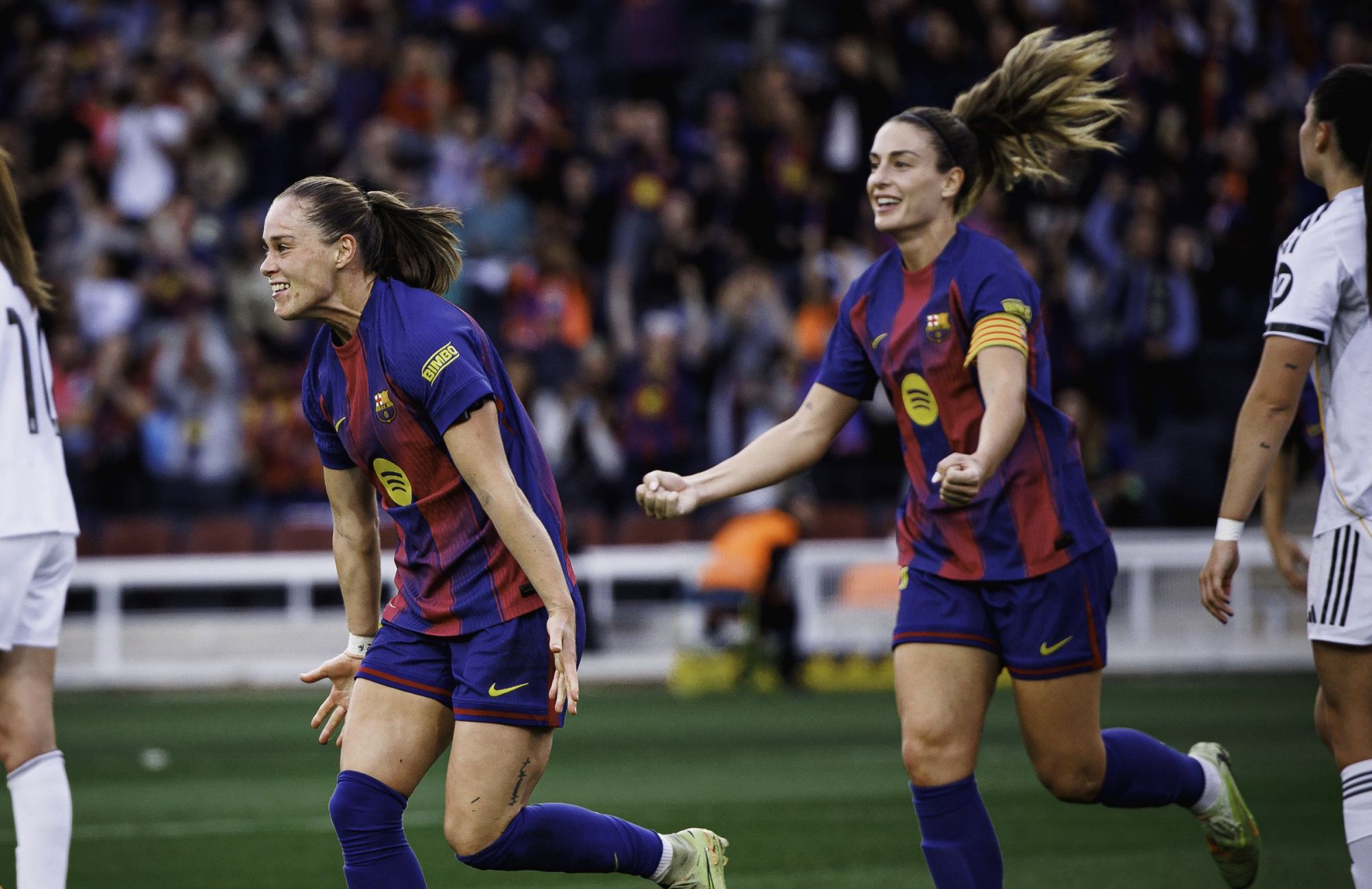 バルセロナ女子サッカーチームがレアル・マドリード女子サッカーチームを4-0で破り、パシオールが二塁打を決め、ボンマティ監督の控え選手が活躍した