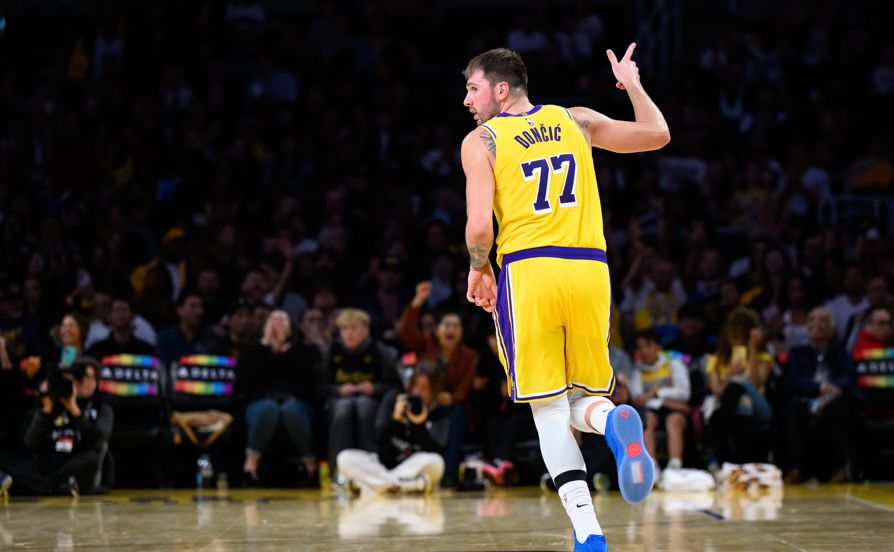 ドンチッチは最初の2試合で92得点を記録し、2試合連続で40+10+5得点を記録した史上初の選手となった。