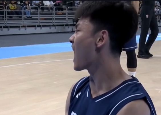 広東省の勝利に大きく貢献した人物です。 Xu Jie と Wang Ruze が合計 56 得点、14 リバウンド、6 アシストを記録
