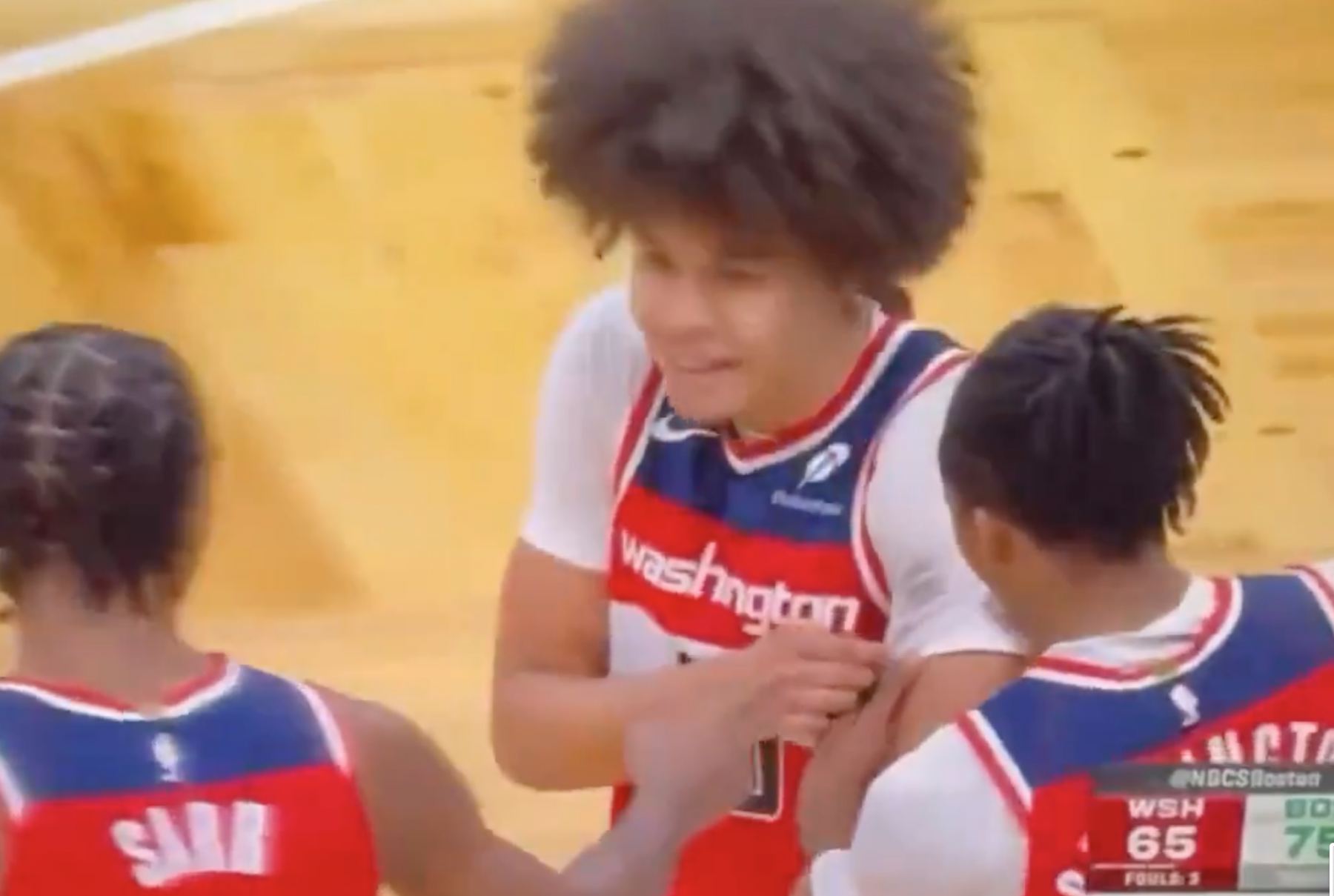 気まずい！この試合でブラウンがジョージをノックダウンしたとき、ヘアラインパウダーがジョージの服にこすれた。