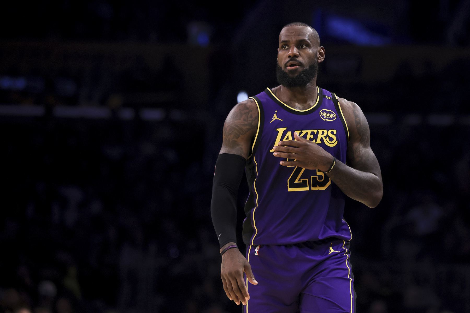 アメリカン・ジャーナル：ジェームズは5試合連続でレイカーズを欠場している。彼に賞を与えたいなら、最大でも3試合欠場することができる。
