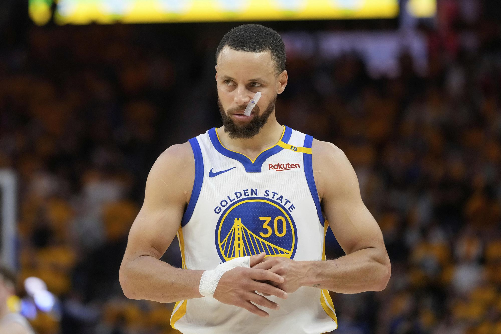 ハーフタイムまでにカリーが12得点、ブッカーが17得点を記録し、ウォリアーズが勝ち点で首位に立った。