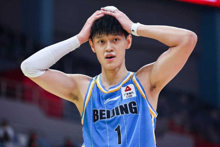 メディア関係者：曽ファンボ選手はこれまでに5つのNBLチームからアプローチを受け、オファーを出しました。